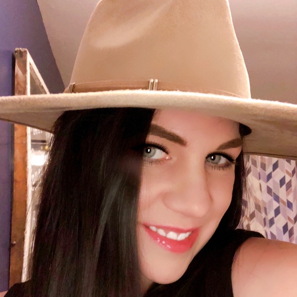 Meet your Posher, Jessica - Picture 2 of 2